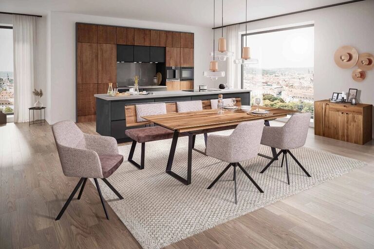 Heller Essbereich mit Esstisch und Polsterstühlen